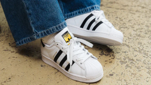 6 Rekomendasi Sepatu Adidas Paling Populer